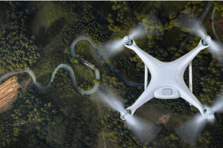 drone radiocomandato su paesaggio 