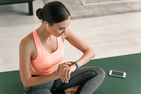 ragazza con activity tracker